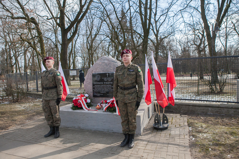 Photo of Złożyli kwiaty pod pomnikiem Żołnierzy Wyklętych