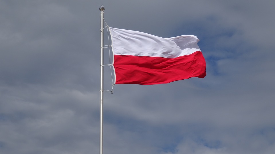 Photo of Dziś dzień biało-czerwonej. Poradnik jak poprawnie wieszać flagę?