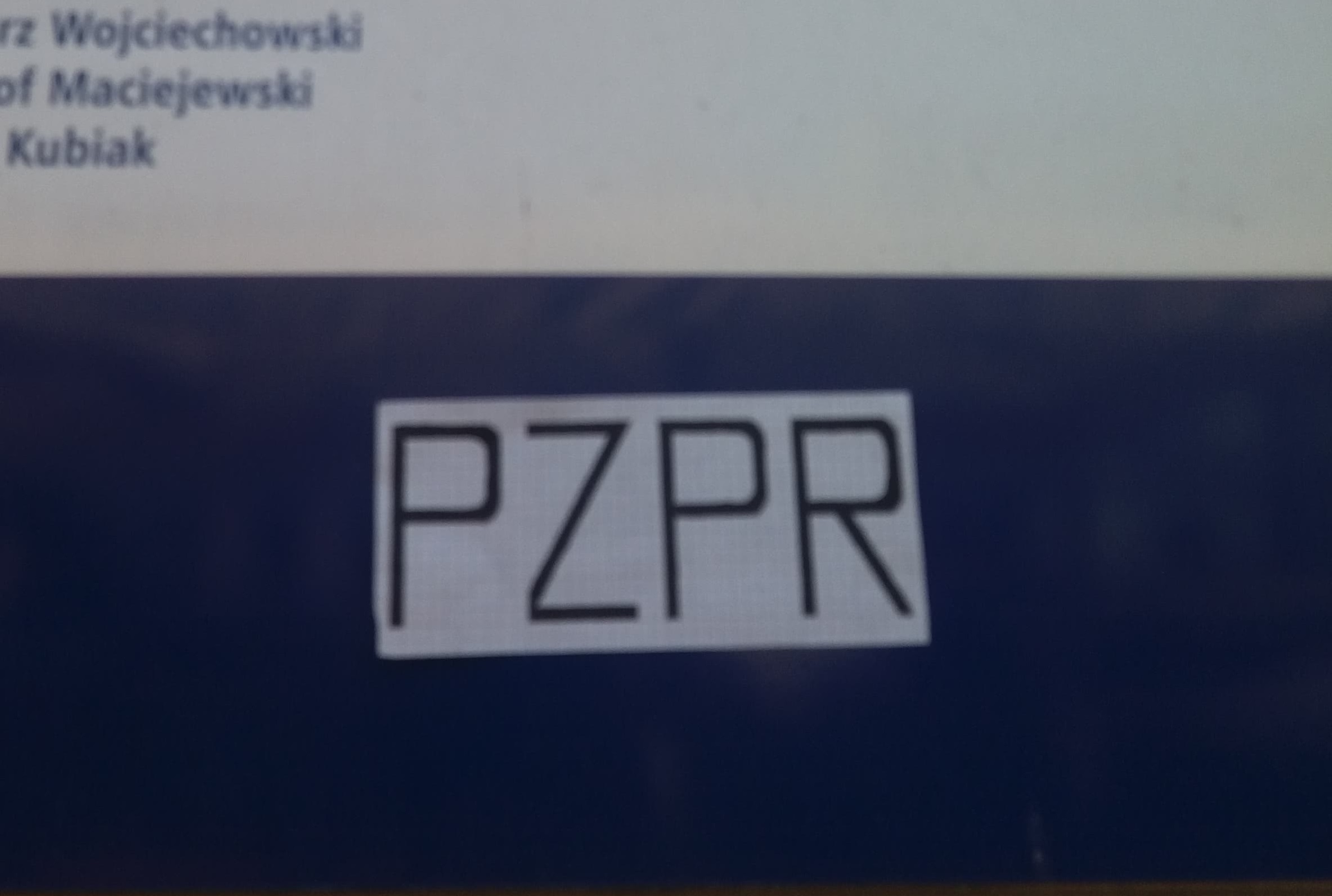 Photo of Wlepki „PZPR” na tablicach posłów PiS