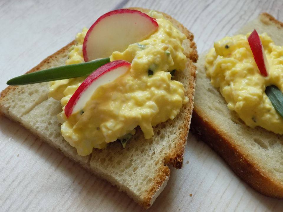 Photo of Pasta jajeczna z serkiem, czyli śniadanie dla zabieganych