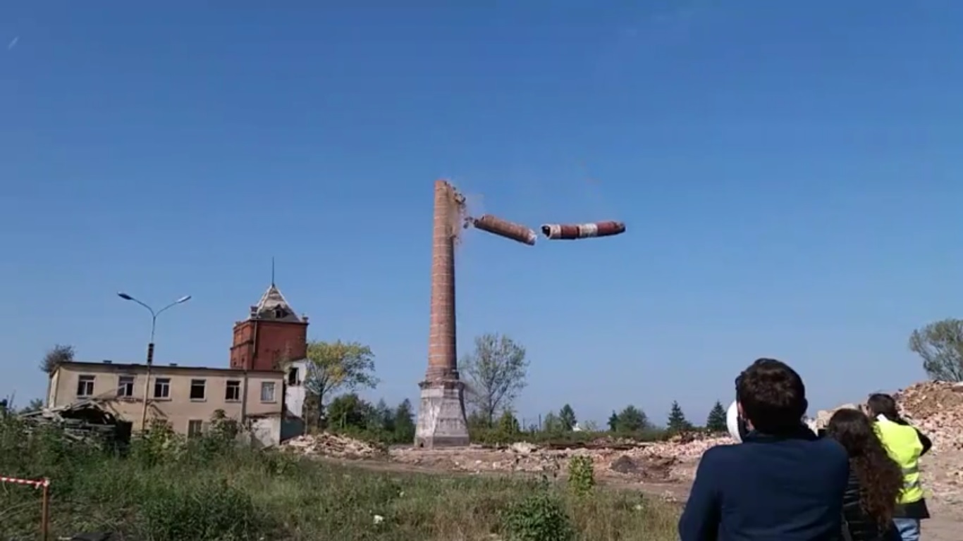 Photo of Wyburzanie komina w Moszczenicy [POSŁUCHAJ RELACJI, ZOBACZ FILM]