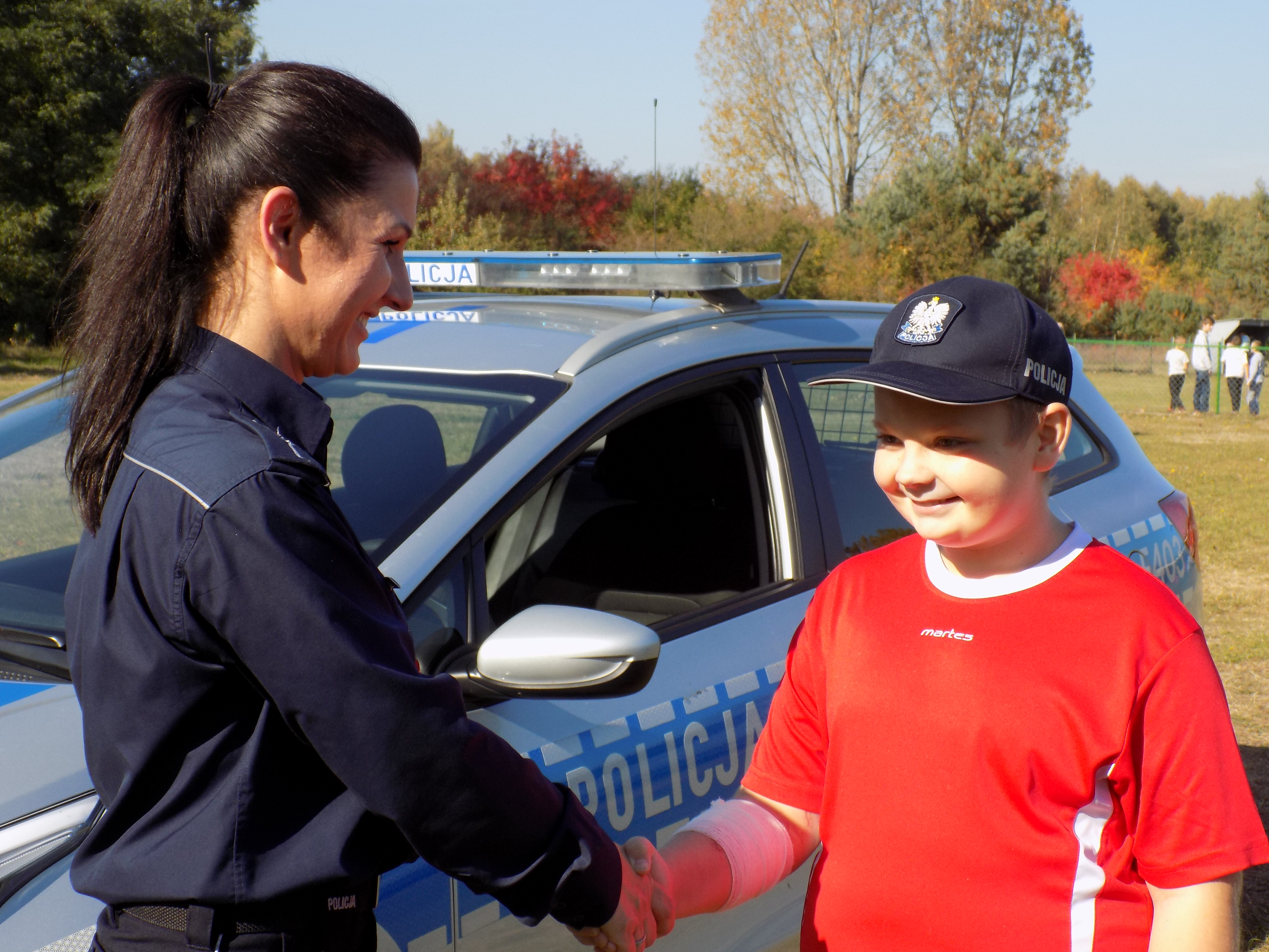 Photo of Policjanci pogratulowali bohaterskiemu 12-latkowi