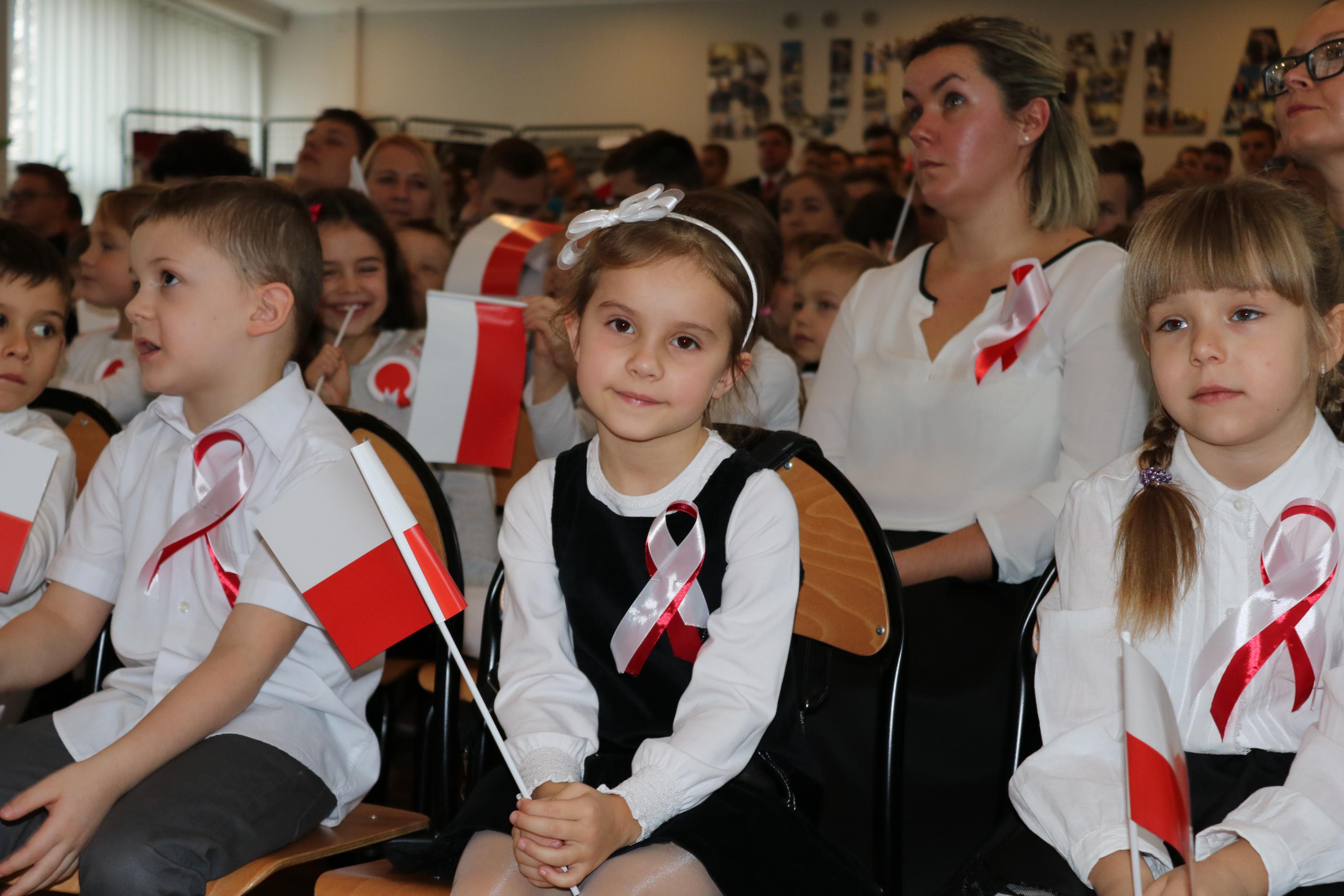Photo of Uczniowie śpiewali Mazurka Dąbrowskiego – FILM
