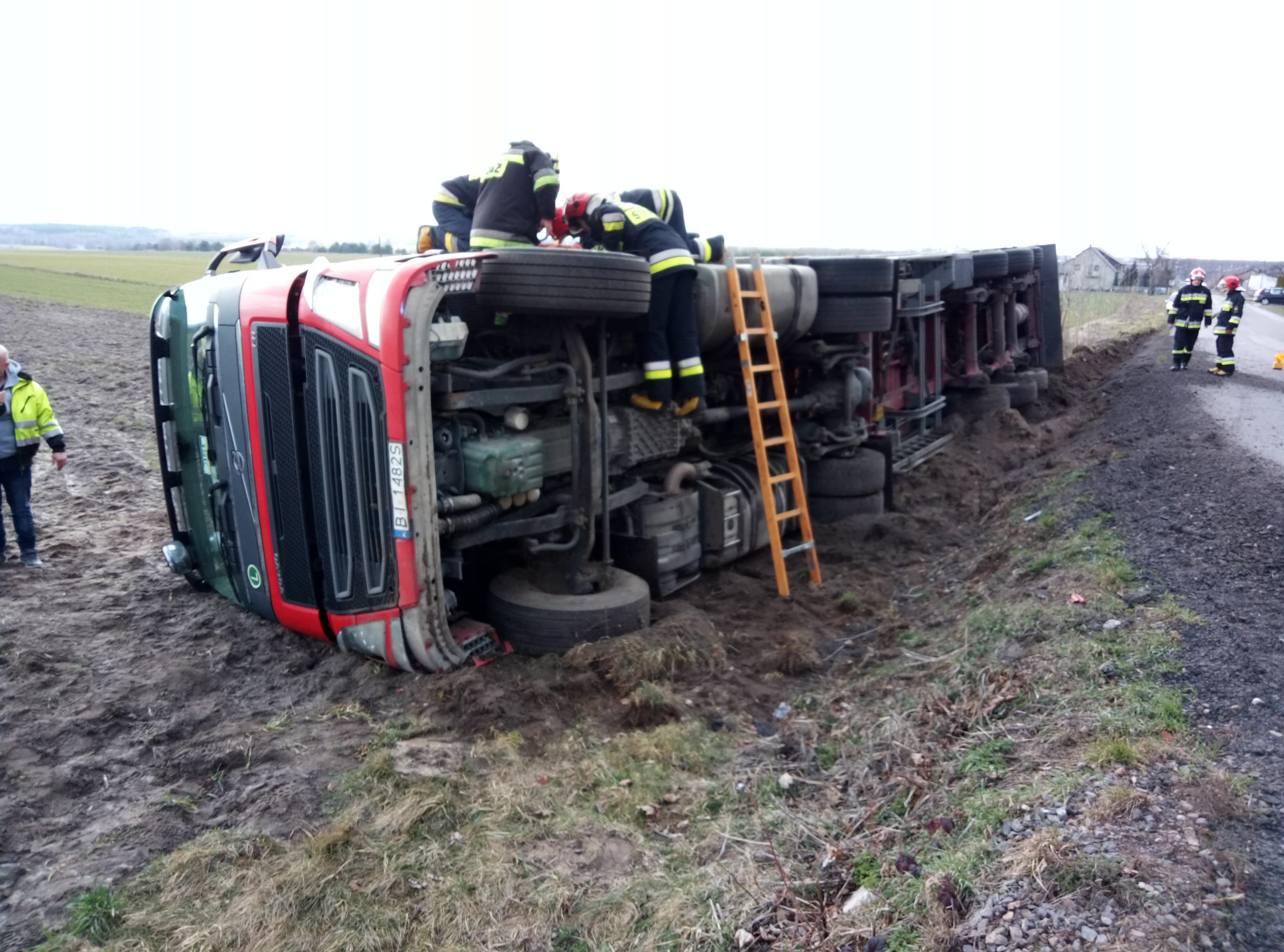 Photo of W Ręcznie TIR przewrócił się do rowu