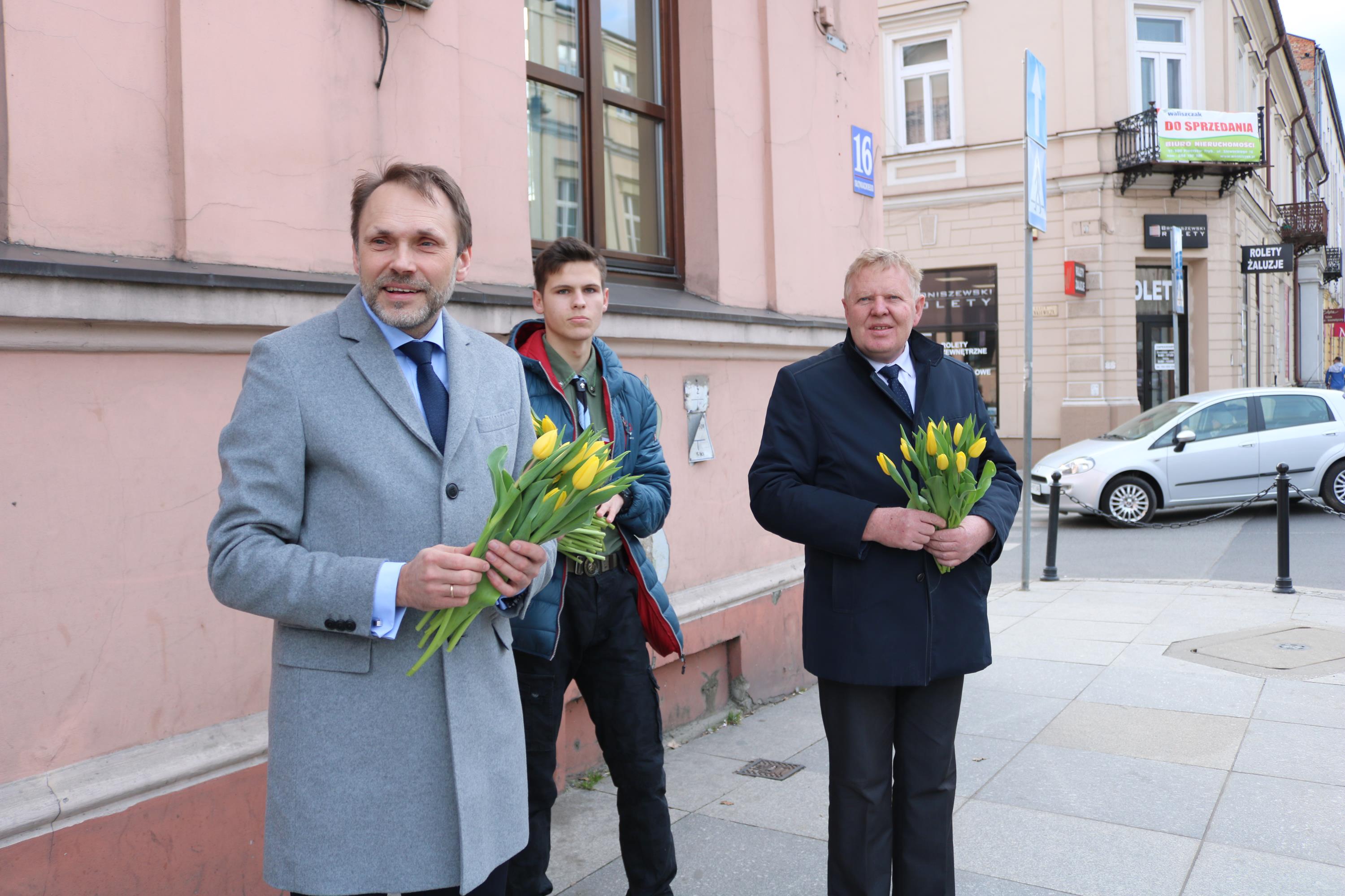 Photo of Kwiaty od posła i wicemarszałka województwa