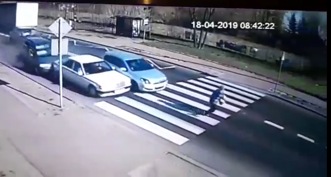 Photo of Kolizja 4 samochodów w Sulejowie – film z miejsca wypadku
