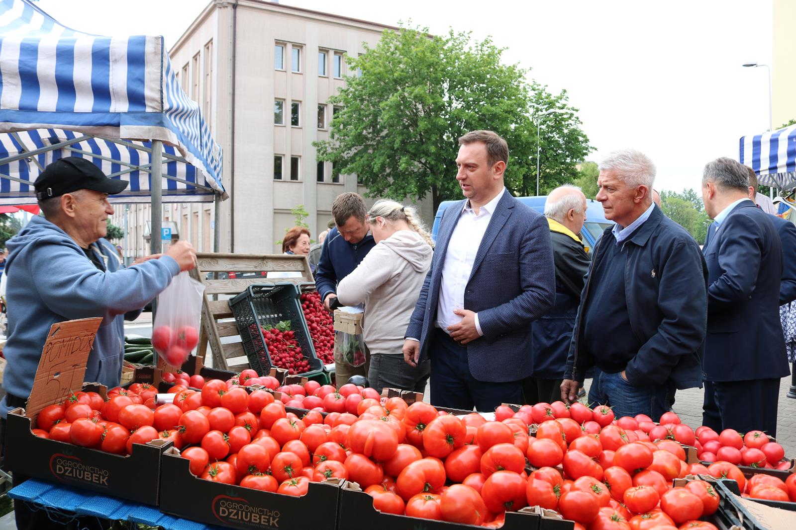 Photo of Ostatnia wyborcza prosta. Marek Belka kupuje w Piotrkowie pomidory