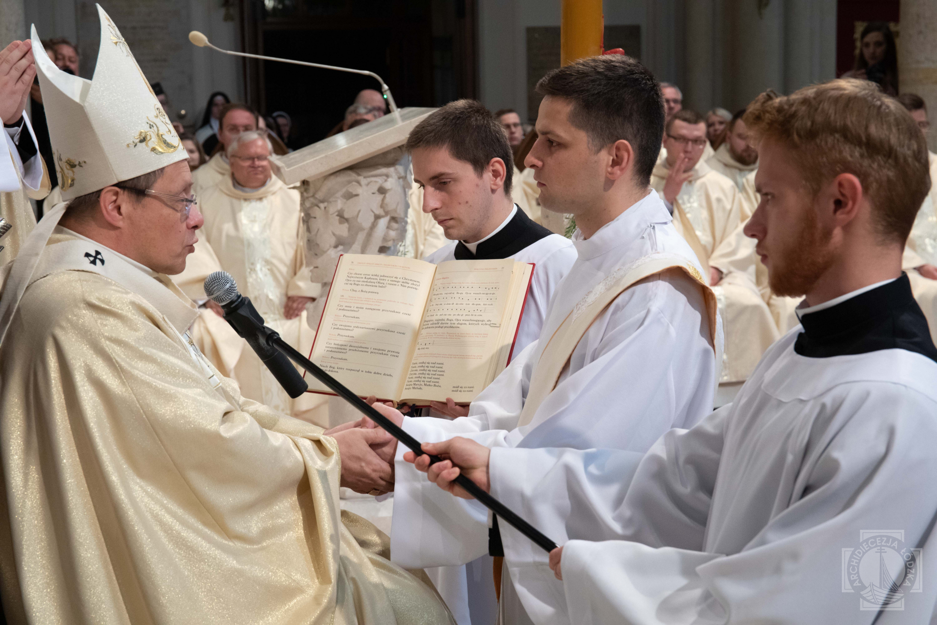 Photo of Święcenia dziewięciu nowych księży. Jeden z nich, trafi do parafii w Srocku