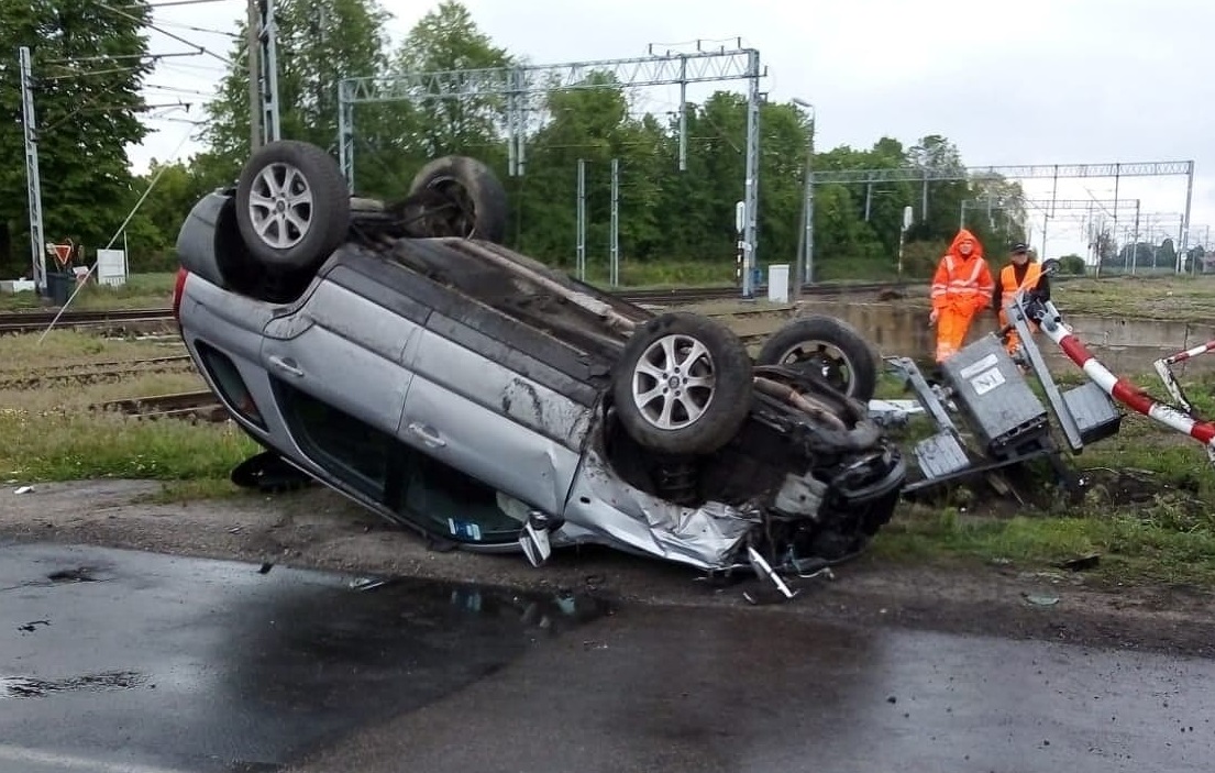 Photo of Dachowanie na przejeździe kolejowym w Babach i zderzenie ciężarówek w Przygłowie