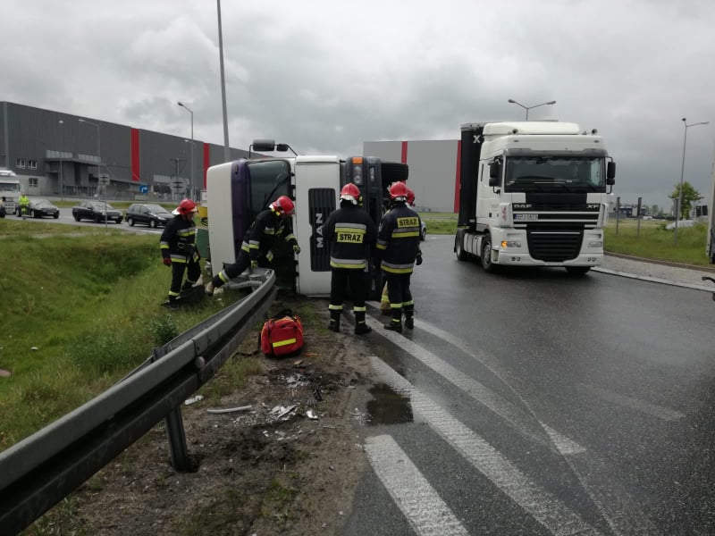 Photo of Ciężarówka przewróciła się na rondzie w Rokszycach