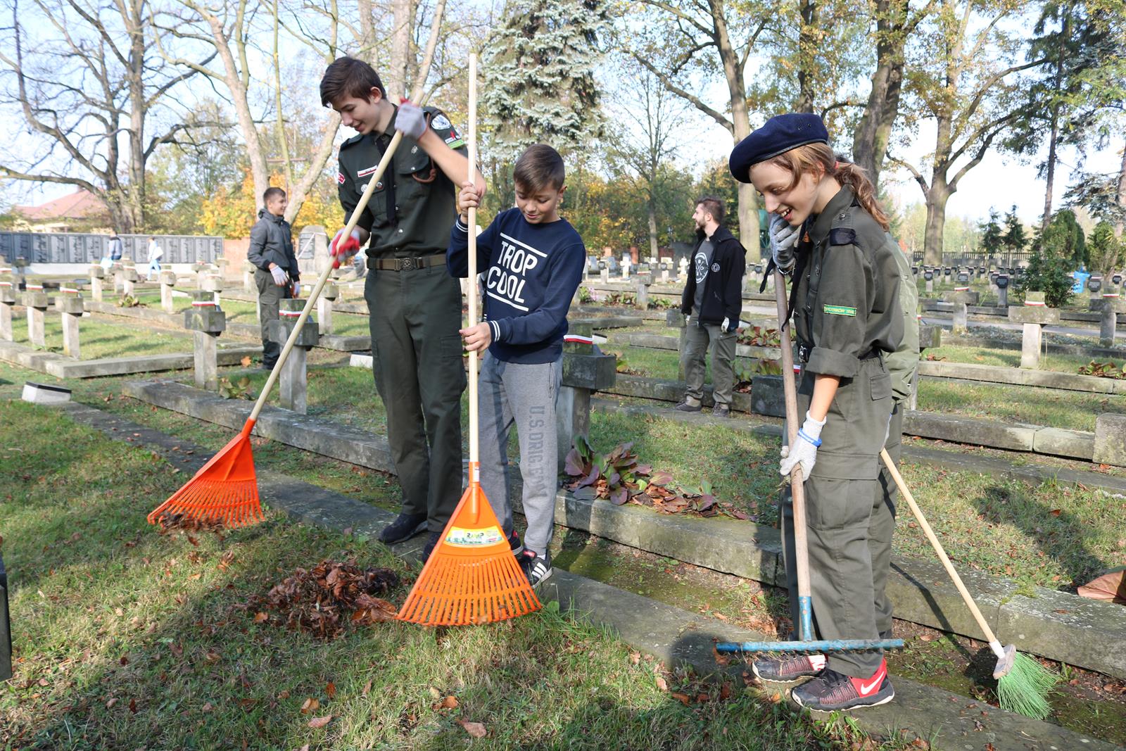 Photo of Harcerze sprzątali żołnierskie groby – POSŁUCHAJ