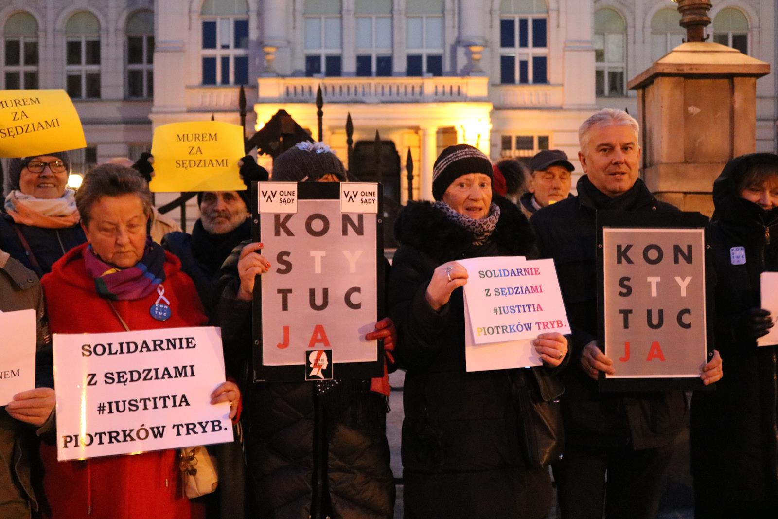 Photo of Protest przed budynkiem sądów – ZDJĘCIA, FILM