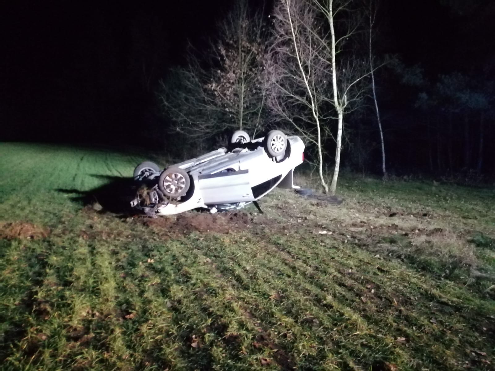 Photo of Kolejny pijany za kółkiem. Tym razem kierowca dachował, a w aucie wiózł 12-letniego syna