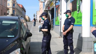 Photo of Policja edukuje i rozdaje maseczki. Później posypią się mandaty