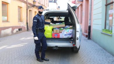 Photo of Policjanci i pracownicy KMP przekazali żywność do magazynu ”Widzialnej Ręki” [ZDJĘCIA,FILM]