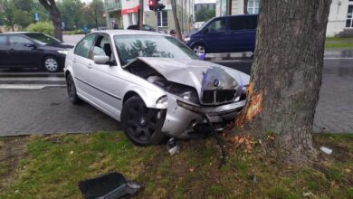 Photo of Wypadek na skrzyżowaniu Słowackiego i Armii Krajowej. BMW wpadło na chodnik i uderzyło w drzewo