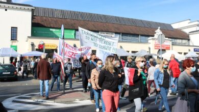 Photo of Kupcy protestowali przed Urzędem Miasta. Handlujący blokowali także przejścia dla pieszych – FILM, ZDJĘCIA