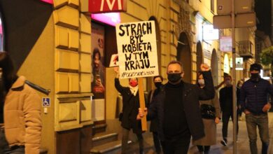 Photo of Kolejny wieczór z protestem kobiet. Z każdym dniem więcej spacerujących