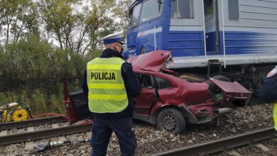 Photo of Samochód zderzył się z pociągiem. Dwie osoby zginęły na miejscu