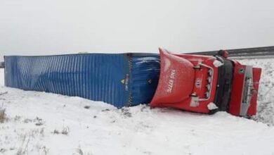 Photo of Na drogach nadal trudne warunki do jazdy. Na A1 TIR przewrócił się do rowu