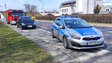 Photo of Mercedes stoczył się ze skarpy, przejechał kilkadziesiąt metrów i zatrzymał się na krzakach