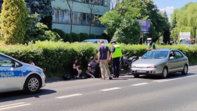 Photo of Motocykl wpadł na osobówkę. Kierowca jednośladu trafił do szpitala