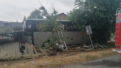 Photo of Wypadek autobusu pracowniczego – kierowca nie przeżył. Pojazd wpadł w ogrodzenie i drewnianą wiatę