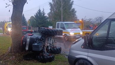 Photo of Traktor przewrócił się po zderzeniu z busem