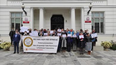 Photo of Protest pracowników administracyjnych piotrkowskich sądów – ZDJĘCIA, FILM