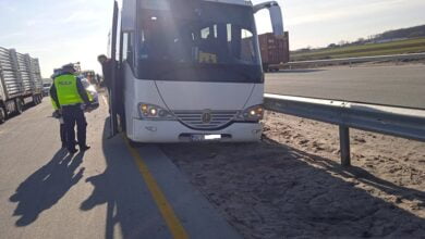 Photo of Na A1 autobus przewożący dzieci wpadł na bariery