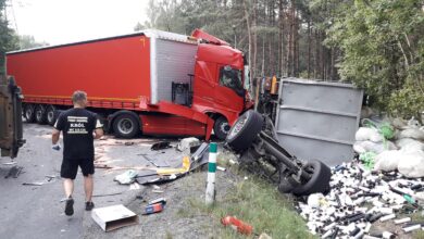 Photo of Zderzenie dwóch ciężarówek. Śmieci wysypały się na jezdnię