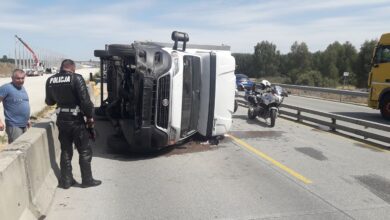 Photo of Utrudnienia na A1. W Jeżowie przewrócił się dostawczak