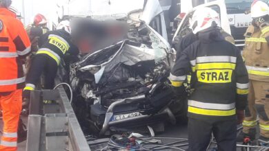 Photo of Na A1 bus wjechał w tył ciężarówki, jedna osoba nie żyje