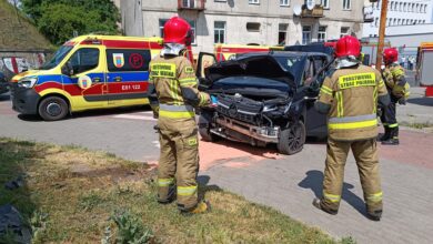 Photo of Kierowca staranował betonową donicę i znaki drogowe. Zatrzymał się dopiero przed nasypem kolejowym