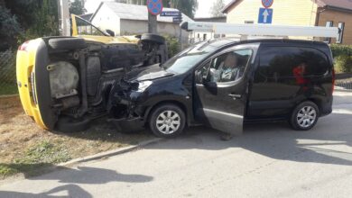 Photo of Zderzenie vw i peugeota. Fox przewrócił się na bok