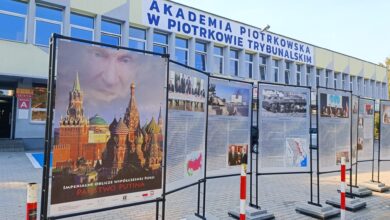 Photo of Wystawa przed Akademią Piotrkowską ustawiona nielegalnie? ZDiUM wszczyna postepowanie administracyjne