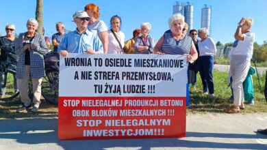 Photo of „Mamy tutaj dramat”. Mieszkańcy ulicy Wroniej protestują przeciwko działalności betoniarni -POSŁUCHAJ, ZDJĘCIA