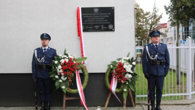 Photo of Tablica upamiętniająca funkcjonariuszy Policji Państwowej II RP odsłonięta -ZDJĘCIA