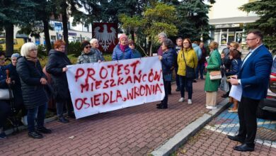 Photo of Mieszkańcy osiedla Wronia protestowali przed magistratem – FILM, ZDJĘCIA
