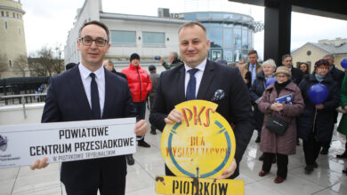 Photo of Starosta i minister infrastruktury otwierają Powiatowe Centrum Przesiadkowe w Piotrkowie – ZDJĘCIA