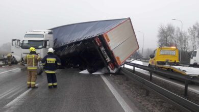 Photo of S8 w kierunku Piotrkowa zablokowana po „wywrotce” ciężarówki. Utrudnienia potrwają kilka godzin