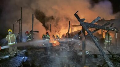 Photo of Ponad 40 strażaków walczyło z pożarem budynku gospodarczego w Kłudzicach – ZDJĘCIA
