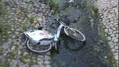 Photo of Miejski jednoślad wrzucony do rzeki, inny ma zerwany łańcuch i połamane szprychy – rowerowi wandale w Piotrkowie