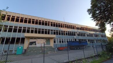 Photo of Kończy się era „blaszaka”. Budynek znika kawałek po kawałku – ZDJĘCIA
