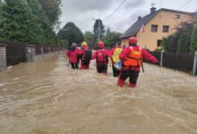 Photo of Ratownicy WOPR z Piotrkowa i Tomaszowa niosą pomoc na terenach zalanych przez powódź