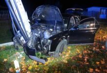 Photo of W Goleszach Dużych pijany kierowca rozbił auto a pasażer uciekł