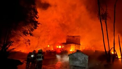 Photo of Pożar w hali produkującej oleje i smary. Na miejscu kilkadziesiąt zastępów strażaków