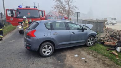 Photo of Zderzenie z murowanym płotem w Bogdanowie. Jedna osoba ranna