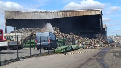 Photo of Cały czas trwa dogaszanie składowiska odpadów. Władze miasta na miejscu pożaru