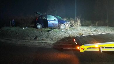 Photo of Niezwykłe zdarzenie pod Piotrkowem: Citroen na środku ronda. Kierowca prawdopodobnie pijany